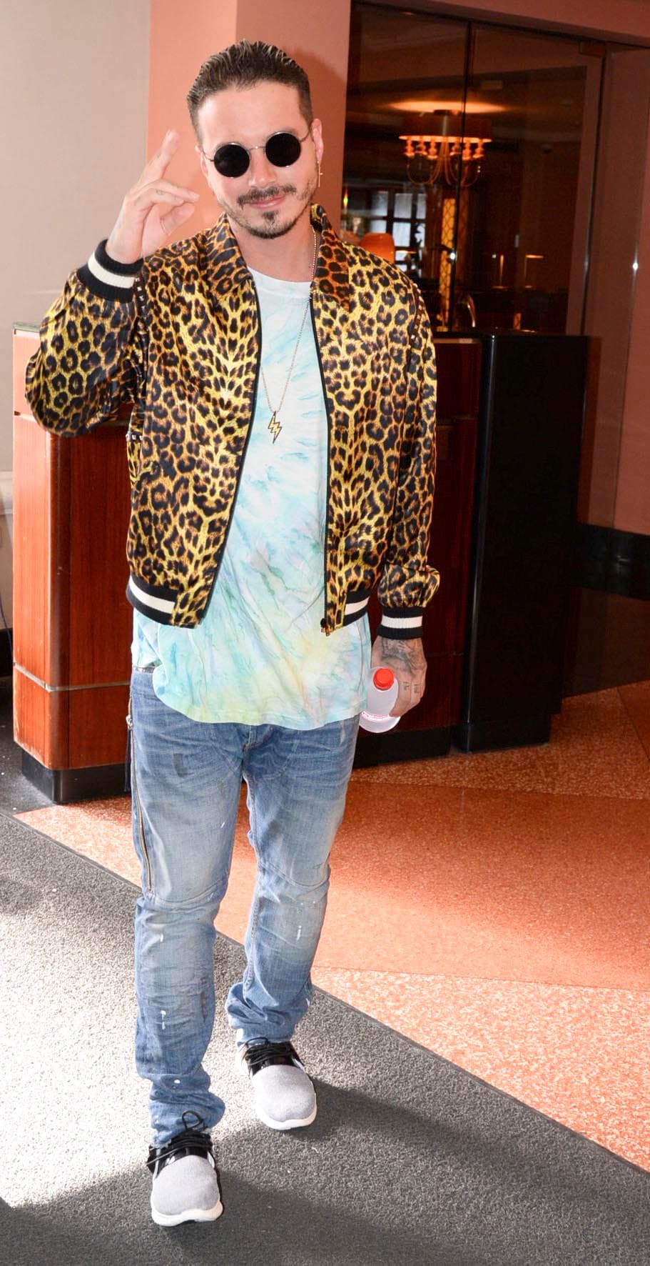 Con lentes y una imagen desenfadada captaba todas las miradas a su paso.