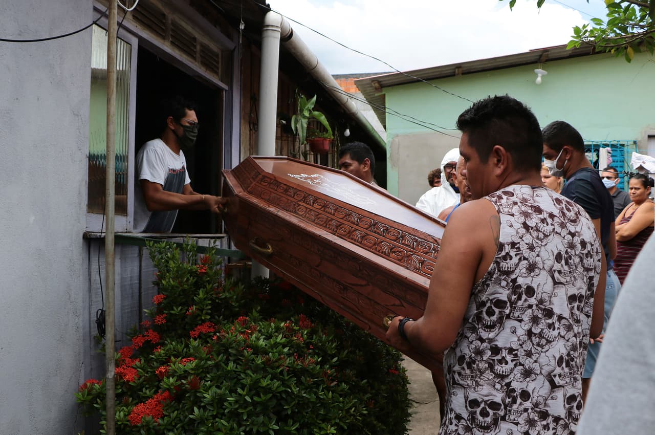 Los ataúdes comienzan a escasear en la ciudad brasileña de Manaos