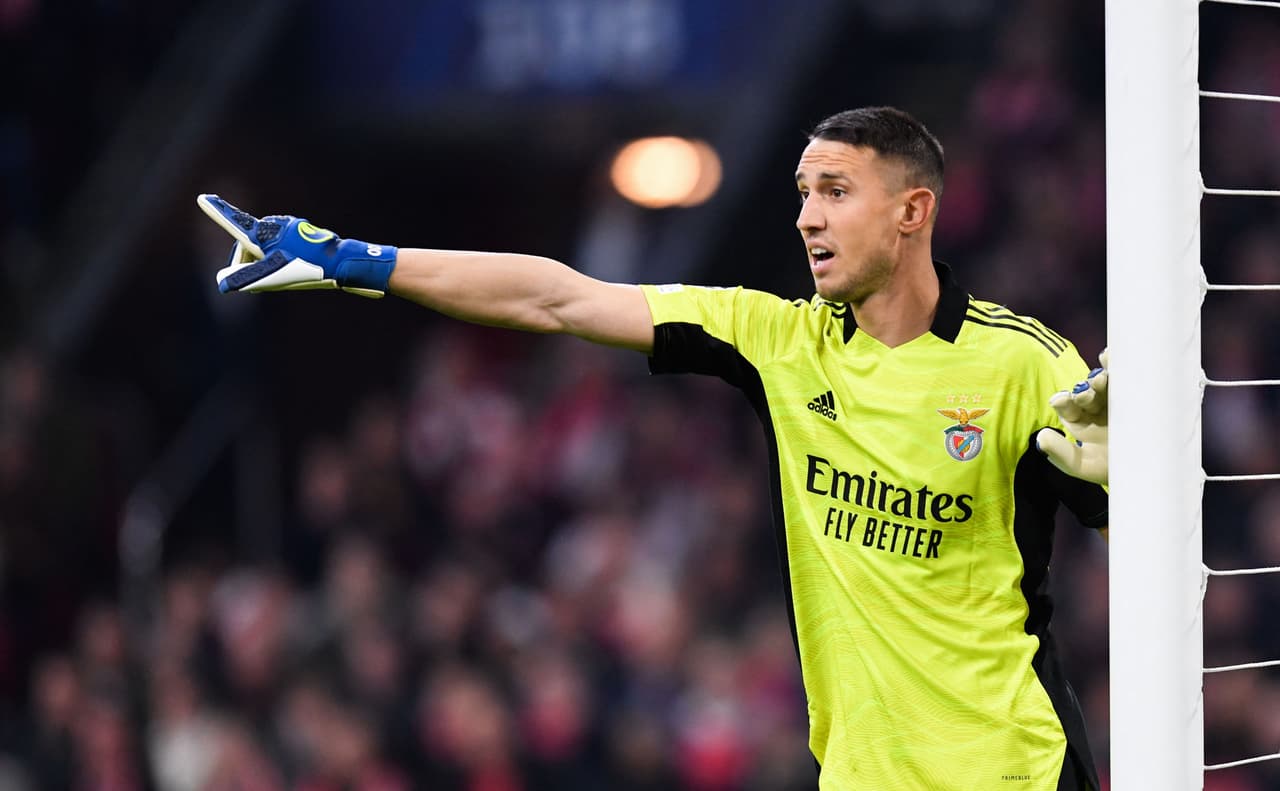 La preocupación en el guardameta del Benfica era notoria ante el asedio que existía.