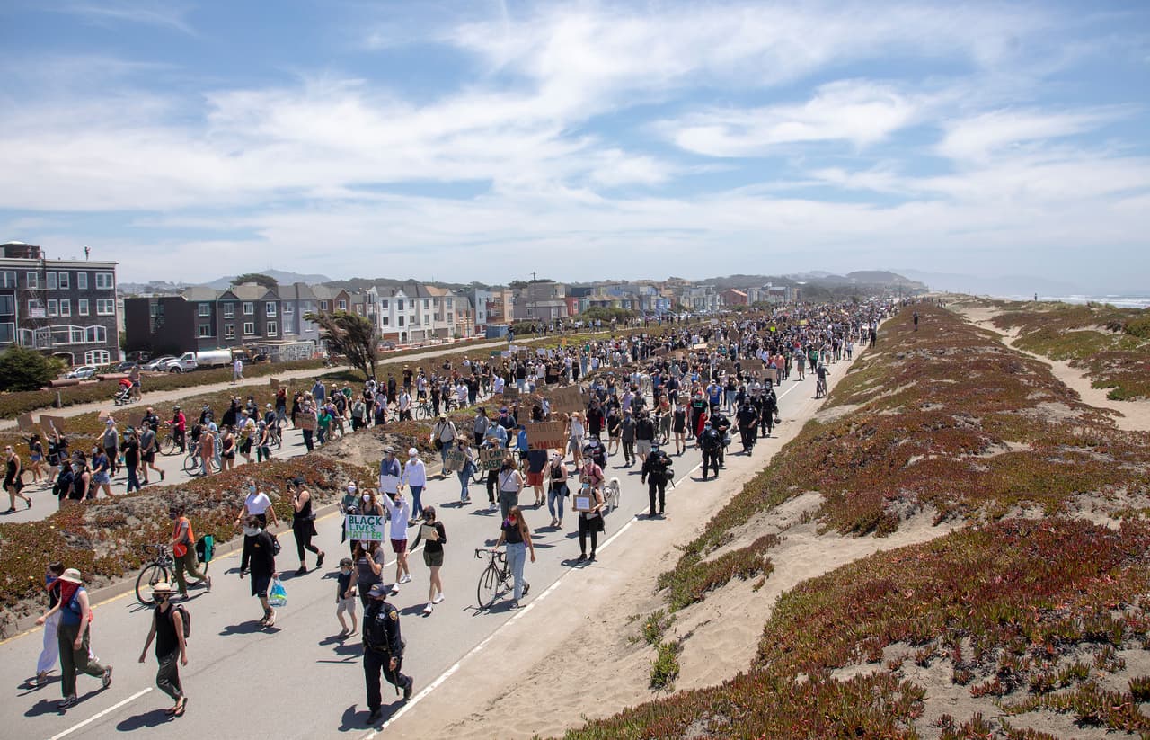 <b><i>The Great Highway</i> (San Francisco, Estados Unidos)</b>
<br>
<br>Los cierres de calles por la pandemia convirtieron un tramo de dos millas, conocido como
<i>‘The Great Highway’</i>
<b> </b>(La Gran Autopista, en español), en un nuevo destino obligado en la popular ciudad californiana.
<br>
<br>El paseo frente a la playa está flanqueado por Ocean Beach y un centro comunitario. Allí los amigos se reúnen para caminar, los niños locales aprenden a andar en bicicleta y todos se encuentran, desde los que aprecian el arte callejero hasta los que quieren protestar.
<br>