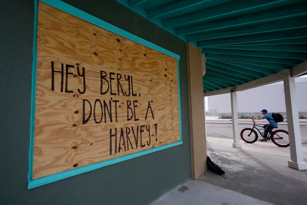 Un mensaje para Beryl se deja en un negocio tapiado, el domingo 7 de julio de 2024, en Rock Port, Texas, mientras la tormenta se acerca a la costa de Texas.