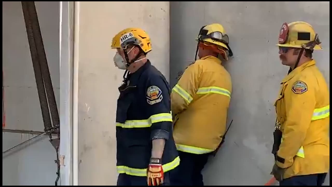 Una mujer se queda atrapada entre dos edificios comerciales de Santa Ana