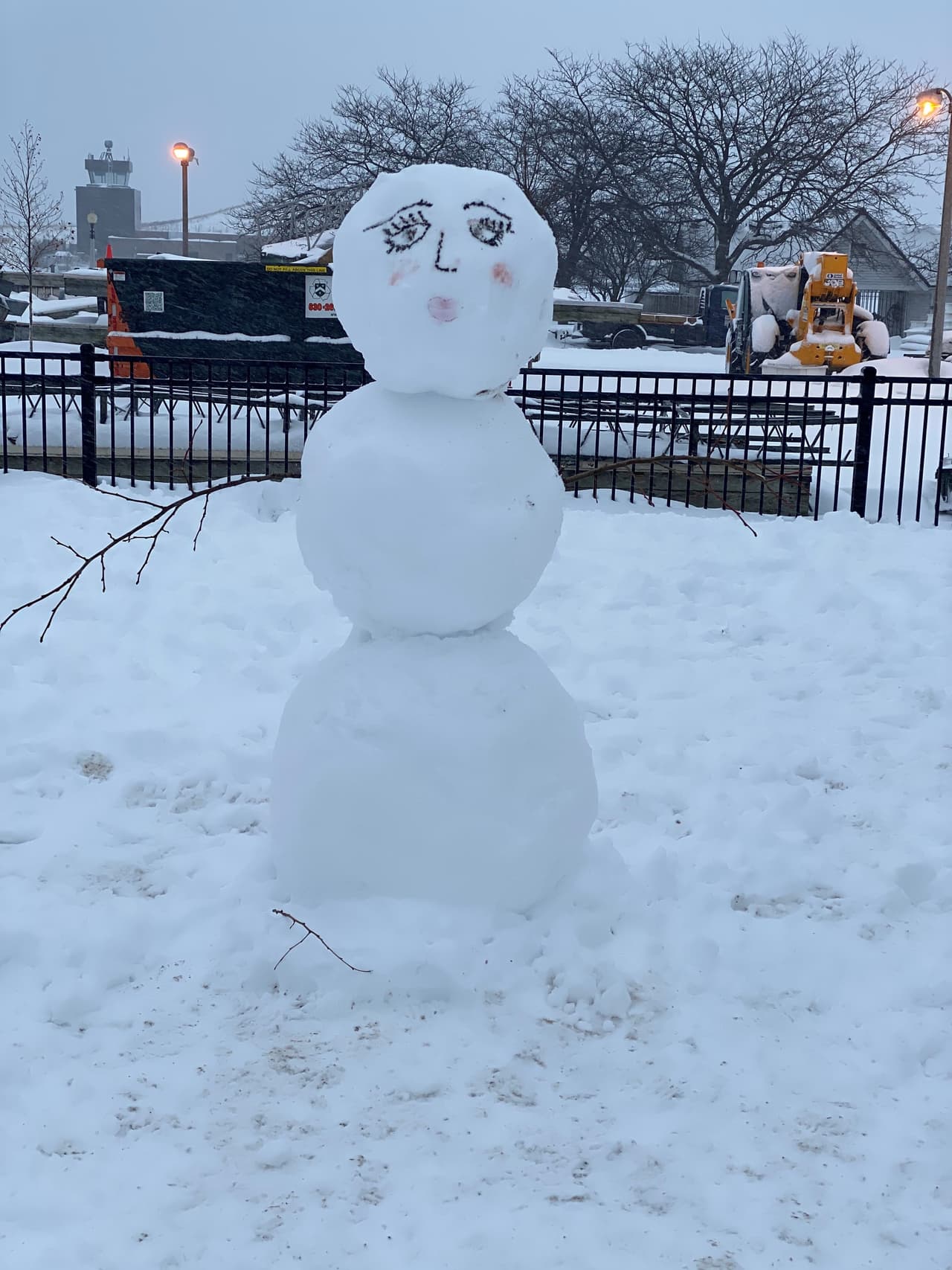 Allí también los niños aprovecharon el tiempo invernal para hacer sus muñecos de nieve.