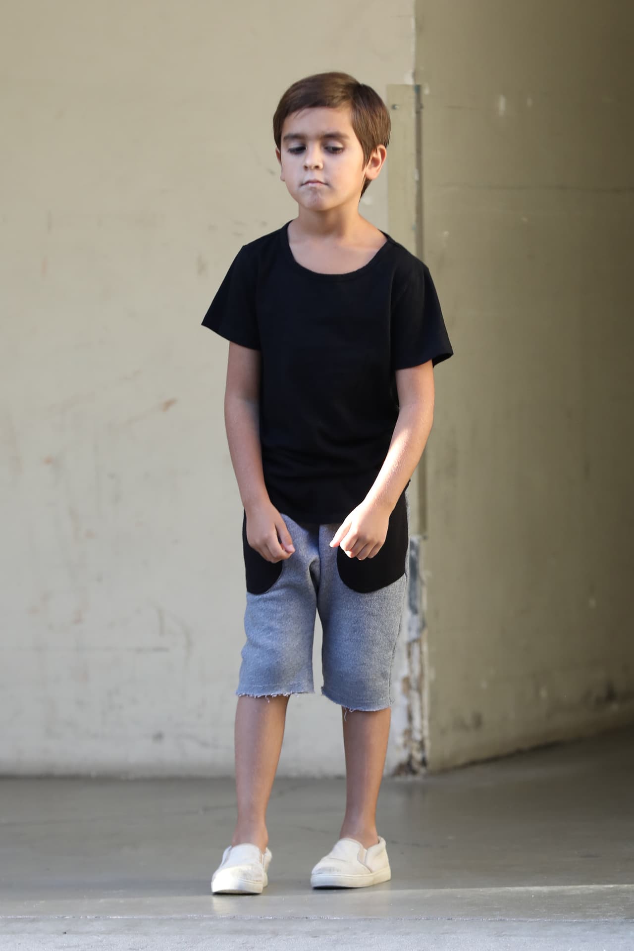 Mason se veía un poco aburrido a la salida de su clase.