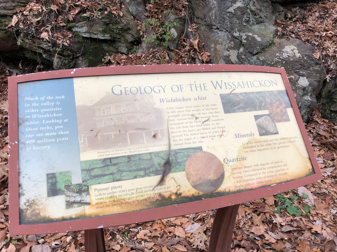 La organización 
<a href="https://fow.org/visit-the-park/activities/" target="_blank">Amigos del Wissahickon</a> ha diseñado formas de educar a los visitantes con varias estaciones con información sobre el ecosistema y geología del parque.