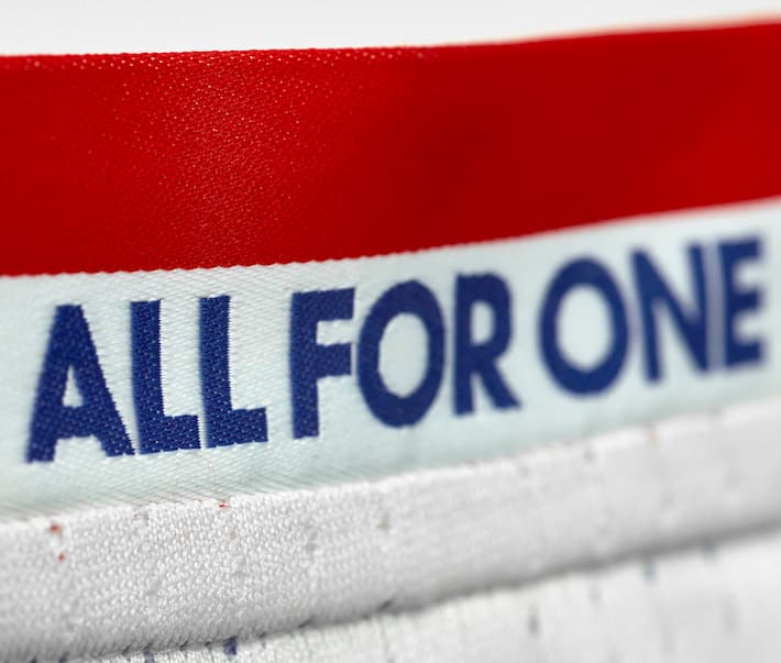 Todos para uno y el espíritu de equipo que pregonan desde Toronto FC, en el interior del cuello de la casaca alternativa.