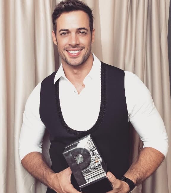 Un ejemplo de esto es el galán cubano William Levy. Aunque no hay un parecido muy notable entre ambos, existe un fenotipo que los hace muy similares y eso le ha dado al actor más alcance. En biología, un genotipo es un conjunto de genes en un individuo, y el fenotipo es la manifestación con variaciones de un mismo genotipo.