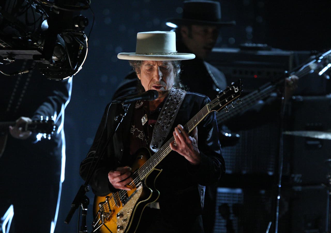 <h2 class="cms-H2-H2">Bob Dylan</h2>
<br>
<br>El cantautor Bob Dylan vendió su catálogo entero, que incluye más de 600 canciones, a Universal Music Group en 2020 y a Sony Music en 2022. Los estimados de la cifra que cerró el acuerdo superan los 500 millones de dólares. Entre los éxitos que contiene están “Blowin’ In The Wind” y “Shelter From The Storm” y “Like a Rolling Stone”. 
<br>