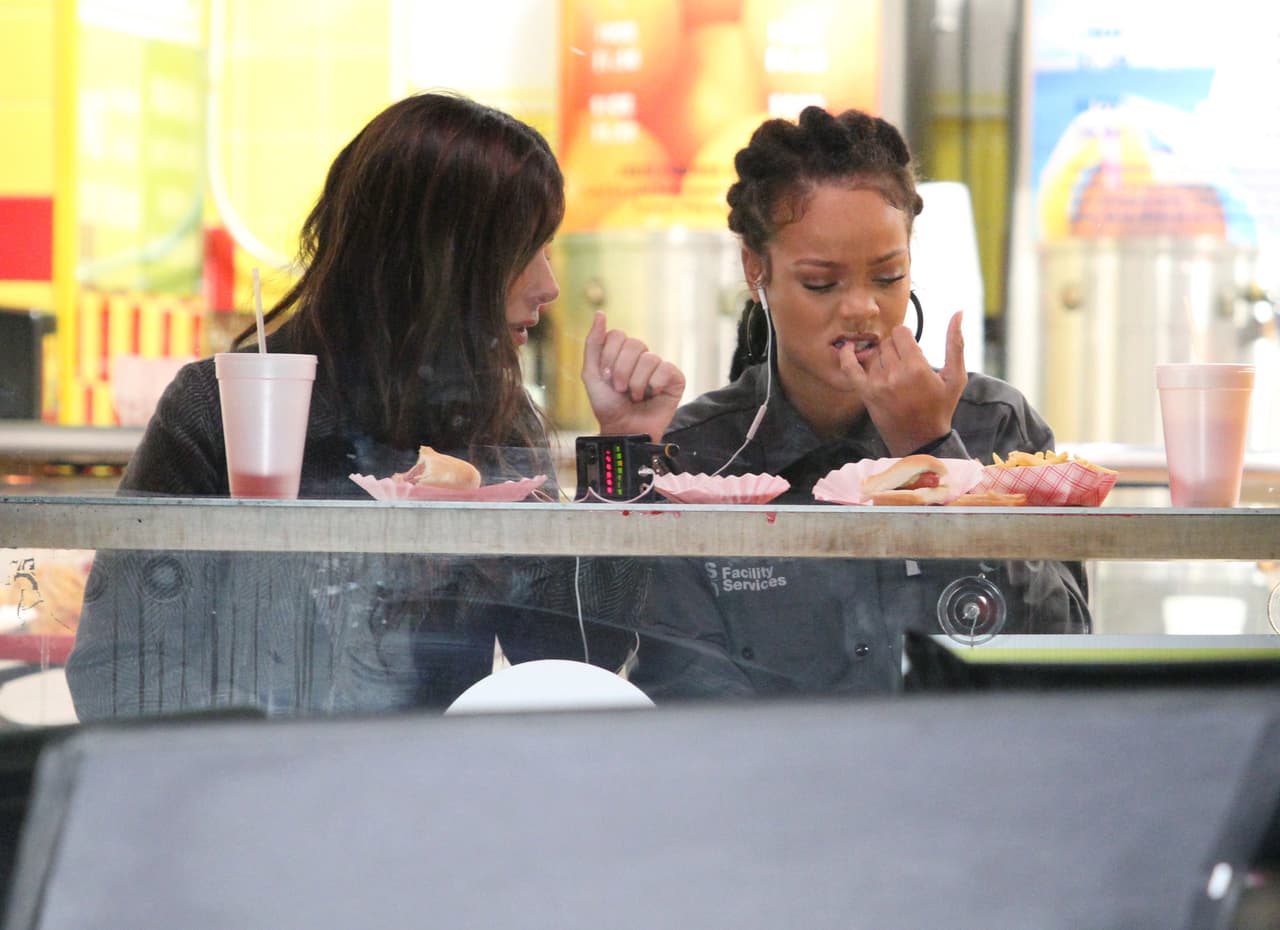 Aunque parecía ser que a Rihanna se le atoró algo en el diente.