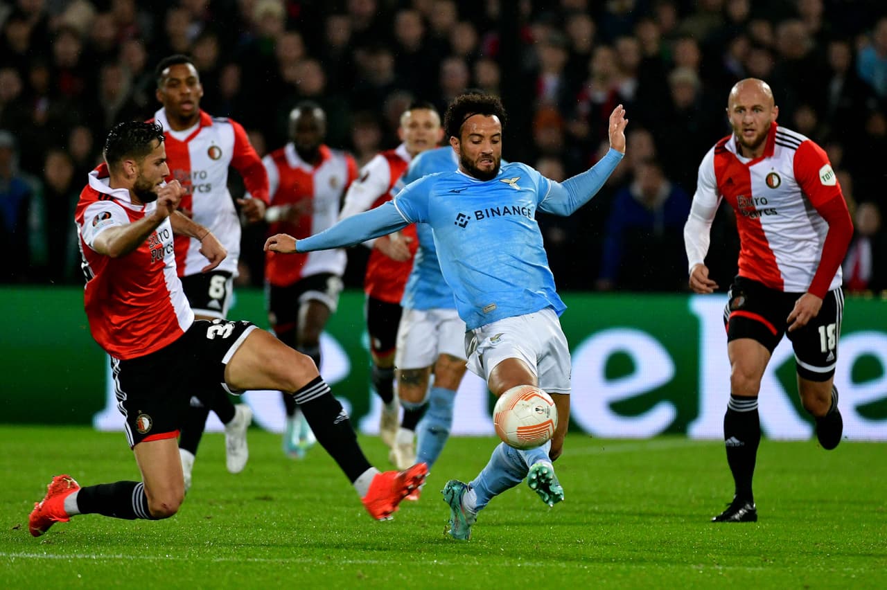 El cuadro del Feyenoord ganó como local a la Lazio con gol del mexicano Santiago Giménez al entrar de cambio y avanzó como líder; Manchester United termina segundo para Playoffs.