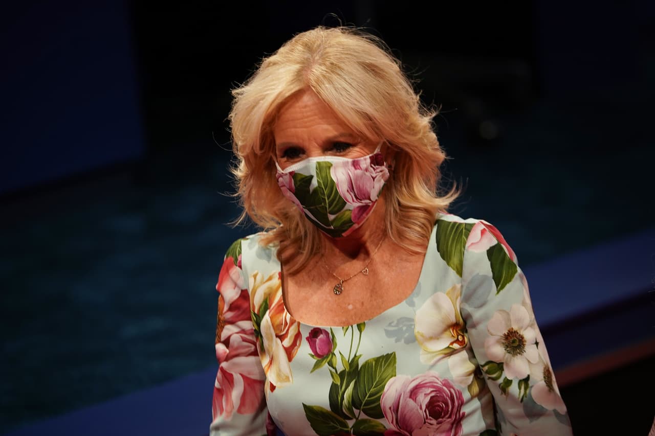 Jill Biden, esposa del candidato demócrata, a su llegada al cara a cara. “Los niños fueron arrancados de los brazos de sus padres y separados y ahora ellos no pueden encontrar a más de 500 de esos padres enojados y esos niños están solos. No tienen donde ir, no tienen donde ir. ¡Es criminal, es criminal!”, dijo Biden. Este debate fue mucho más organizado que el anterior, con menos interrupciones y los candidatos pudieron exponer más claramente sus ideas.