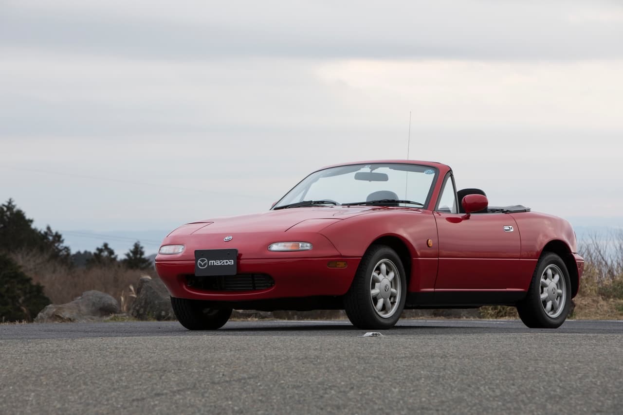 <b>Primera Generación NA (1989 - 1997) </b>
<br>El Mazda Miata MX-5 consiguió popularidad fuera de EEUU, especialmente en Japón bajo el nombre Mazda Eunos Roadster.