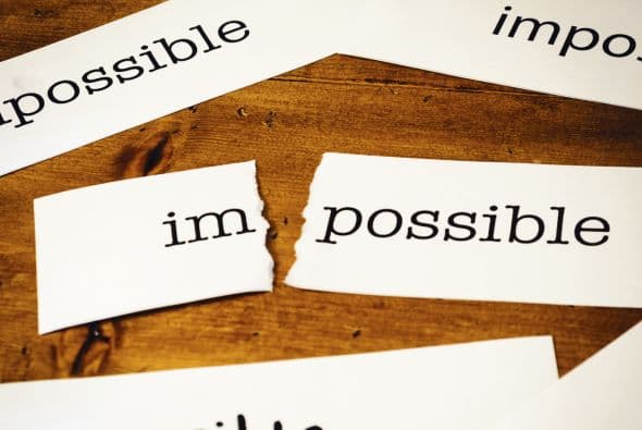 Reemplaza negativo por positivo. Intenta cambiar el “nunca lo he hecho antes” por “es una oportunidad de aprender algo nuevo”; “es demasiado complicado” por “lo resolveré desde otro ángulo”; “no voy a mejorar en esto” por “lo intentaré otra vez”.