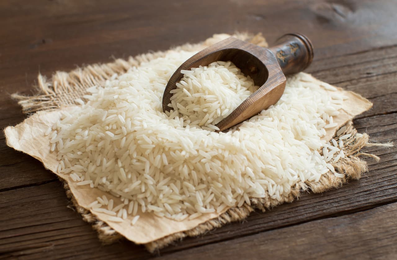 <b>Puesto 15. Arroz</b>
<br>
<br>Emisión de gases de efecto invernadero para producir un kilogramo de producto: 4.5 kilogramos de CO2.
<br>
<br>Tierra necesaria para producir un kilogramo de producto: 2.8 metros cuadrados.
<br>
<br>Agua dulce necesaria para producir un kilogramo de producto: 2,248.4 litros.
<br>
<br>Según la Organización de las Naciones Unidas para la Agricultura y la Alimentación, este alimento proporciona el 20% de la ingesta calórica mundial, pero su producción genera emisiones de metano.
<br>