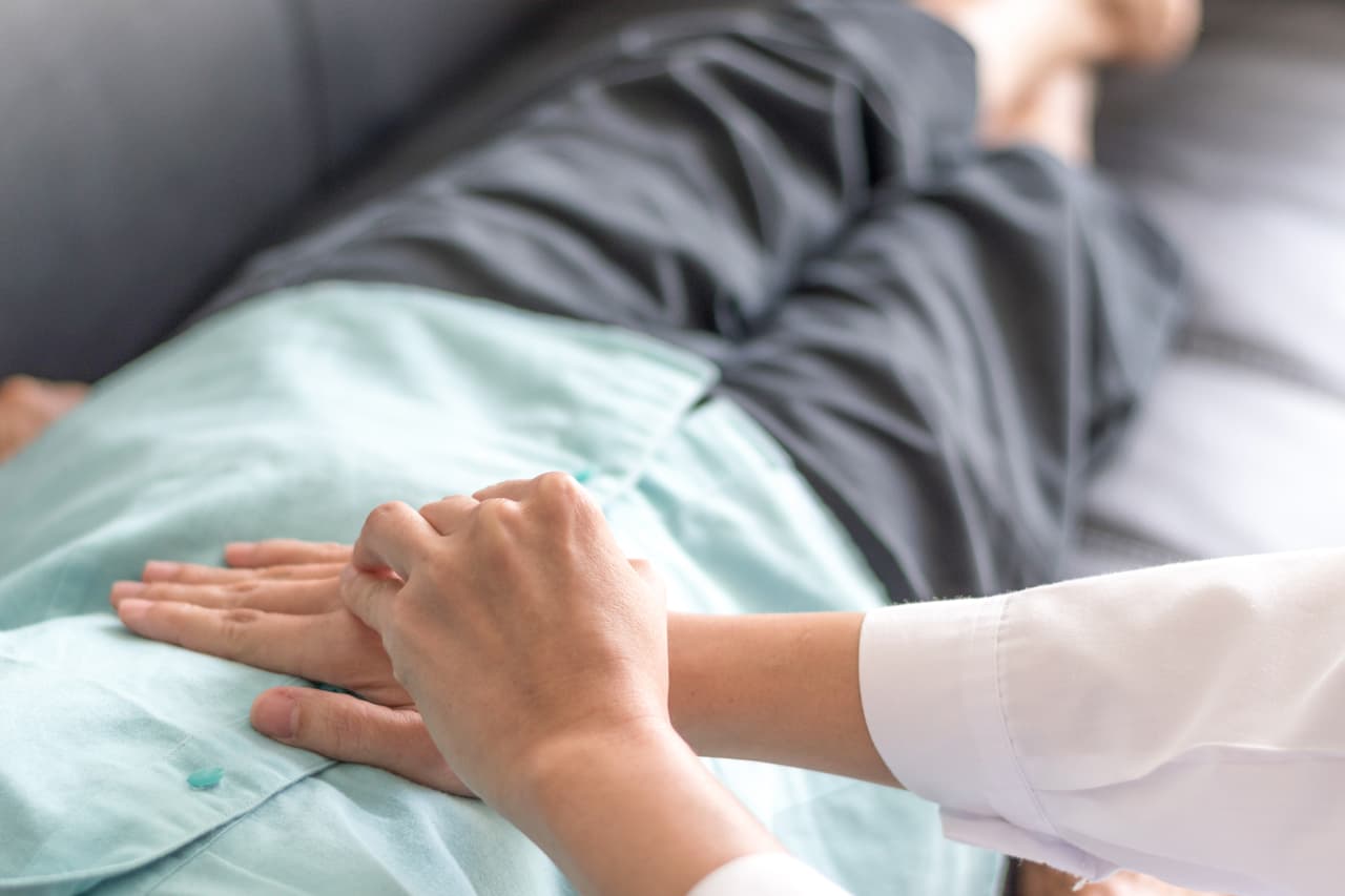 Los siguientes tratamientos pueden aliviar las molestias leves de la gastritis, pero si el dolor persiste, entonces debes buscar ayuda médica lo antes posible para iniciar con el tratamiento adecuado.