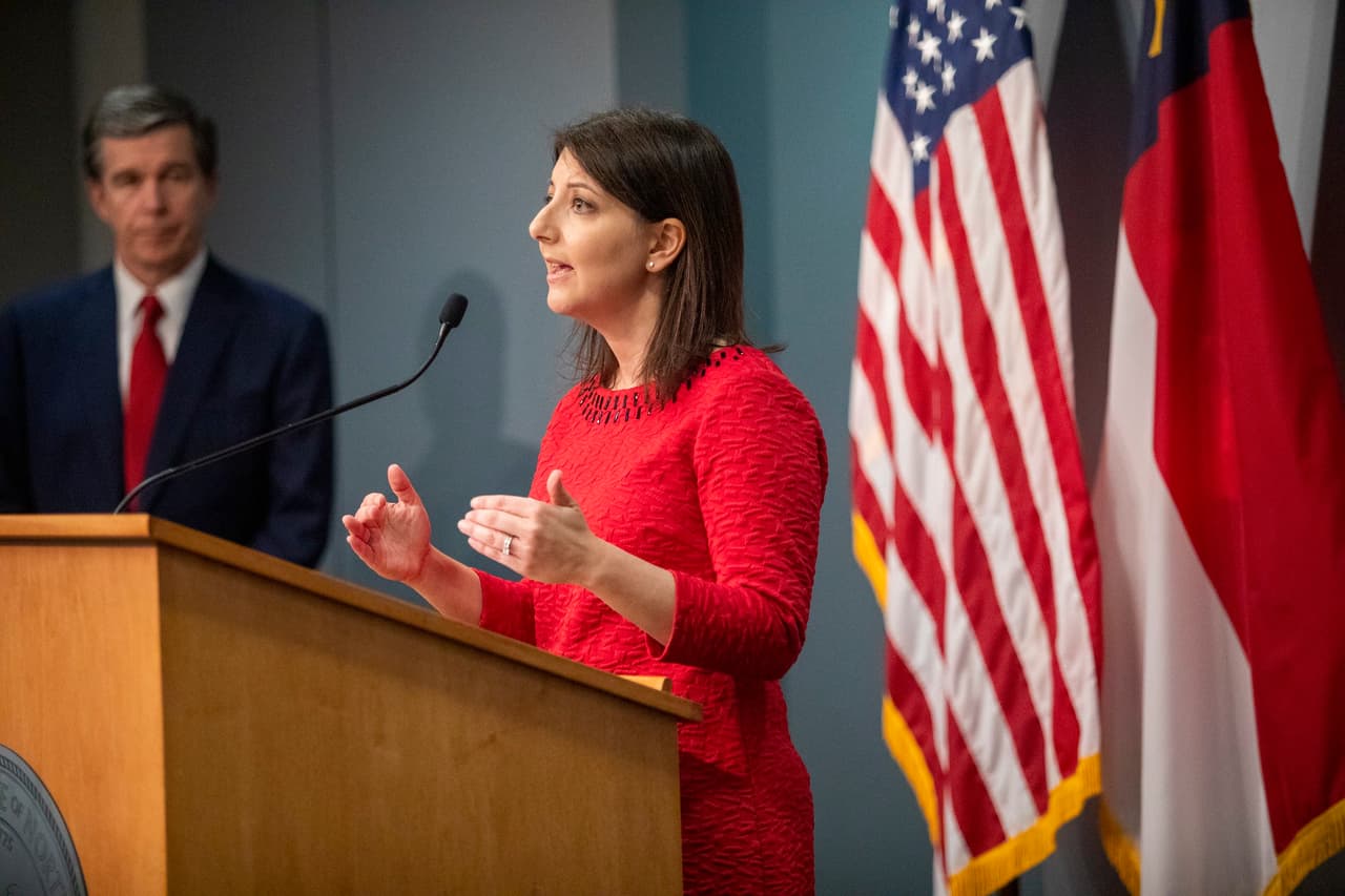 La secretaria del Departamento de Salud y Recursos Humanos de Carolina del Norte (Ncdhhs), Mandy Moore, dijo el viernes que varias compañías minoristas están realizando las pruebas gratuitas de coronavirus, otros de los lugares son: Walmart y Walgreens en Durham, al igual que los supermercados Harris Teeter y Walmart en los condados de Cumberland, Edgecombre y Hoke. Las personas deben realizar una cita para obtener la prueba gratuita.