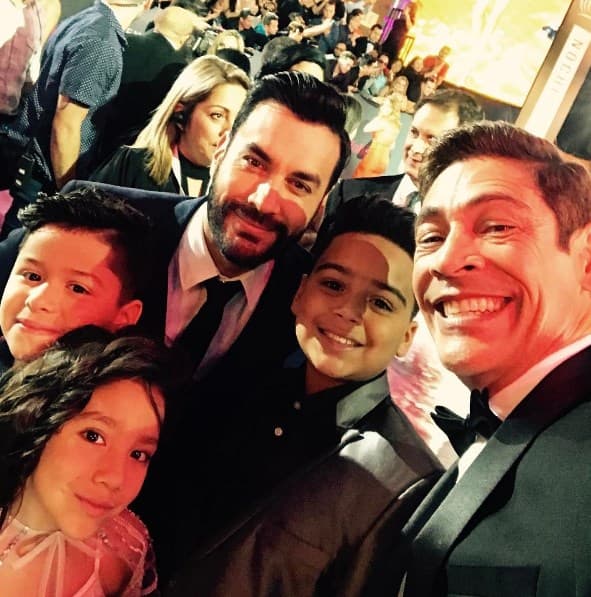 El actor David Zepeda también quería una foto con el #TeamPequeFlow.