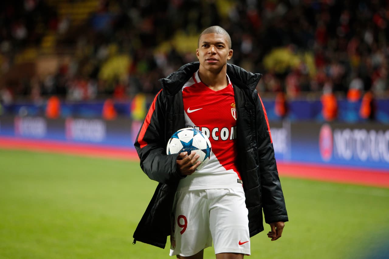 Con apenas 18 años, Kylian Mbappé-Lottin es la gran novedad del fútbol europeo por sus goles y excelentes presentaciones con el Mónaco. Pelea por la Ligue 1 y está en semifinales de Champions League. Real Madrid, Manchester United, Chelsea, Arsenal y Manchester City lo tienen en la mira. Se habló en un momento de una oferta de 130 millones de euros por parte de los 'Citizens'.