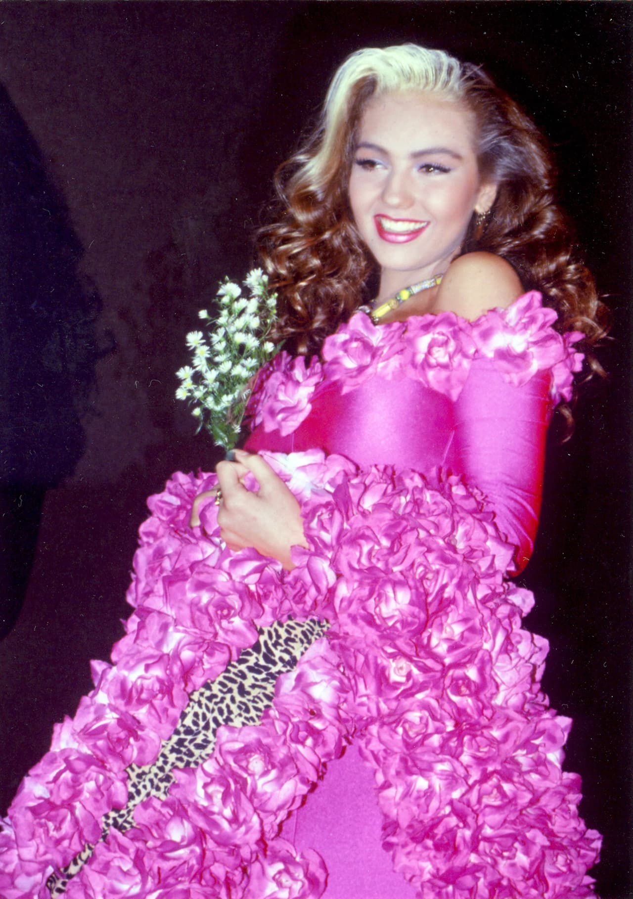 Así lucía la cantante Thalía en 1990, cuando promocionaba su primer sencillo 'Un pacto entre los dos', de su primer álbum homónimo como solista. Los vestidos extravagantes, con exceso de holanes y flores eran característicos en esa época.