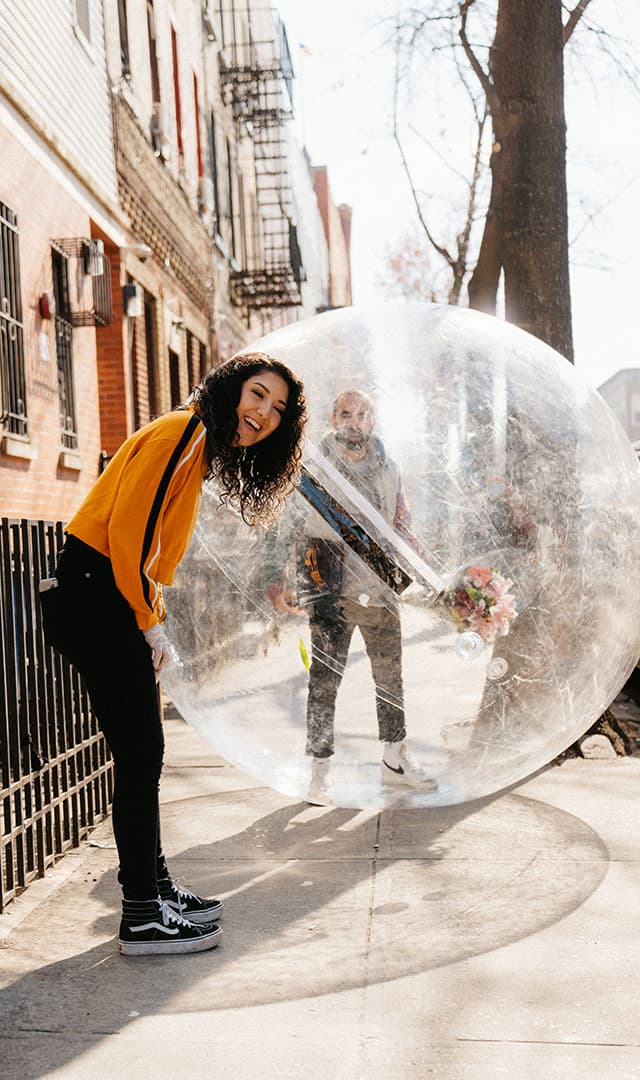Con un ramo de flores en la mano, que nunca pudo entregarle, le pidi贸 que dieran un paseo, despu茅s de haberla sorprendido con semejante gesto.