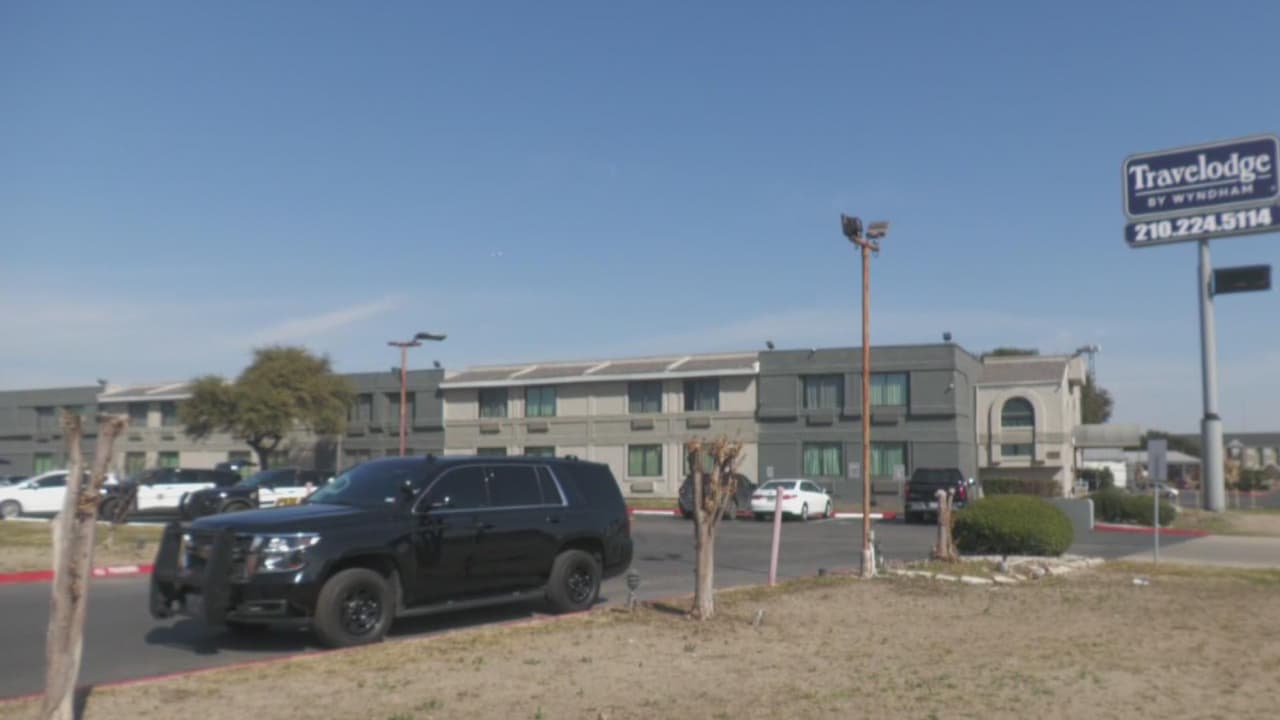 Encuentran dos cuerpos con disparos en un motel en el este de San Antonio