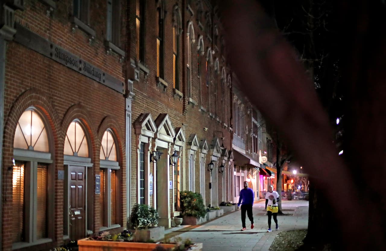 En el puesto número 10 se encuentra Birmingham, Alabama: Establecimientos de libros por cada 100 mil residentes: 33."El sistema de la Biblioteca Pública de Birmingham ofrece 19 sucursales, uno de los sistemas más extensos del sudeste. 
<a href="https://www.apartmentguide.com/blog/best-cities-for-booklovers/" target="_blank">El BPL también alberga la feria anual de libros</a> y autores de Alabama Bound que destaca a los autores y editores locales de Alabama".