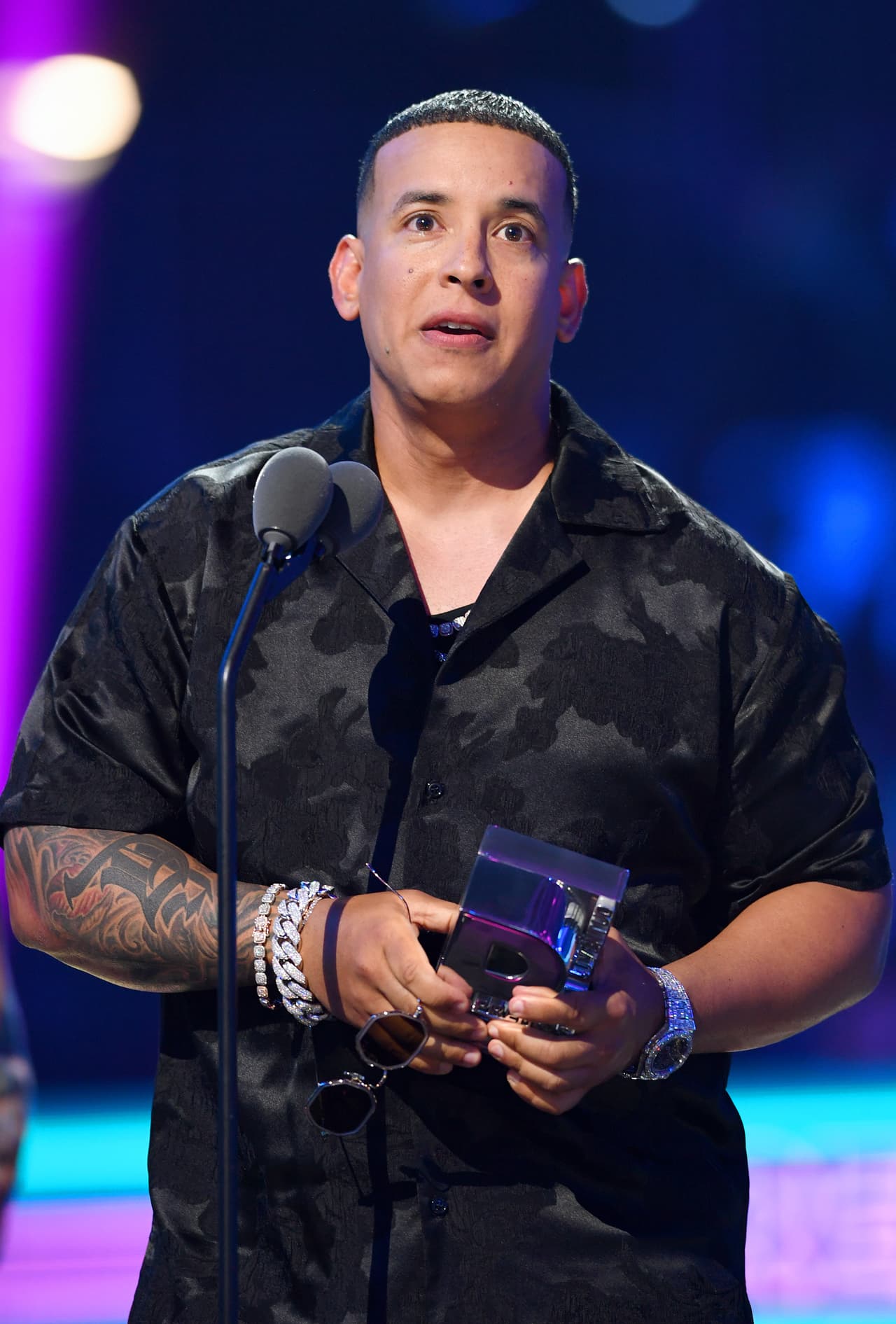 Daddy Yankee, el 'Big Boss', muy elegante vestido de negro.