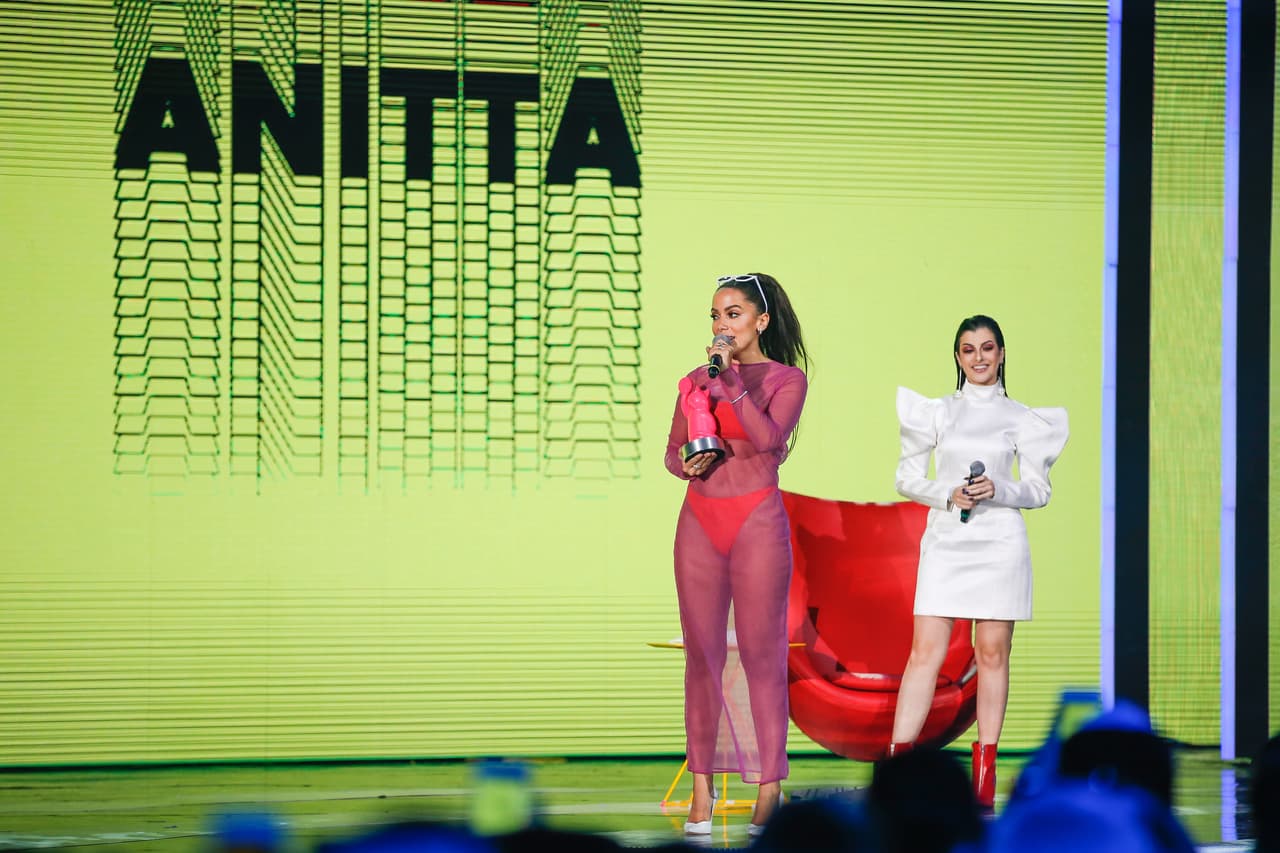 “Cuando me preparo para unos premios de lo que más me preocupo es verme bien”, dijo en esta entrevista. “
<b>Si estoy bonita no me importa la comodidad</b>. A veces lo zapatos me están matando y me digo a mi misma ‘que no, que no me duelen’… a veces el vestido está muy apretado y me duele el cuerpo, pero yo estoy feliz sonriéndole a las cámaras”.