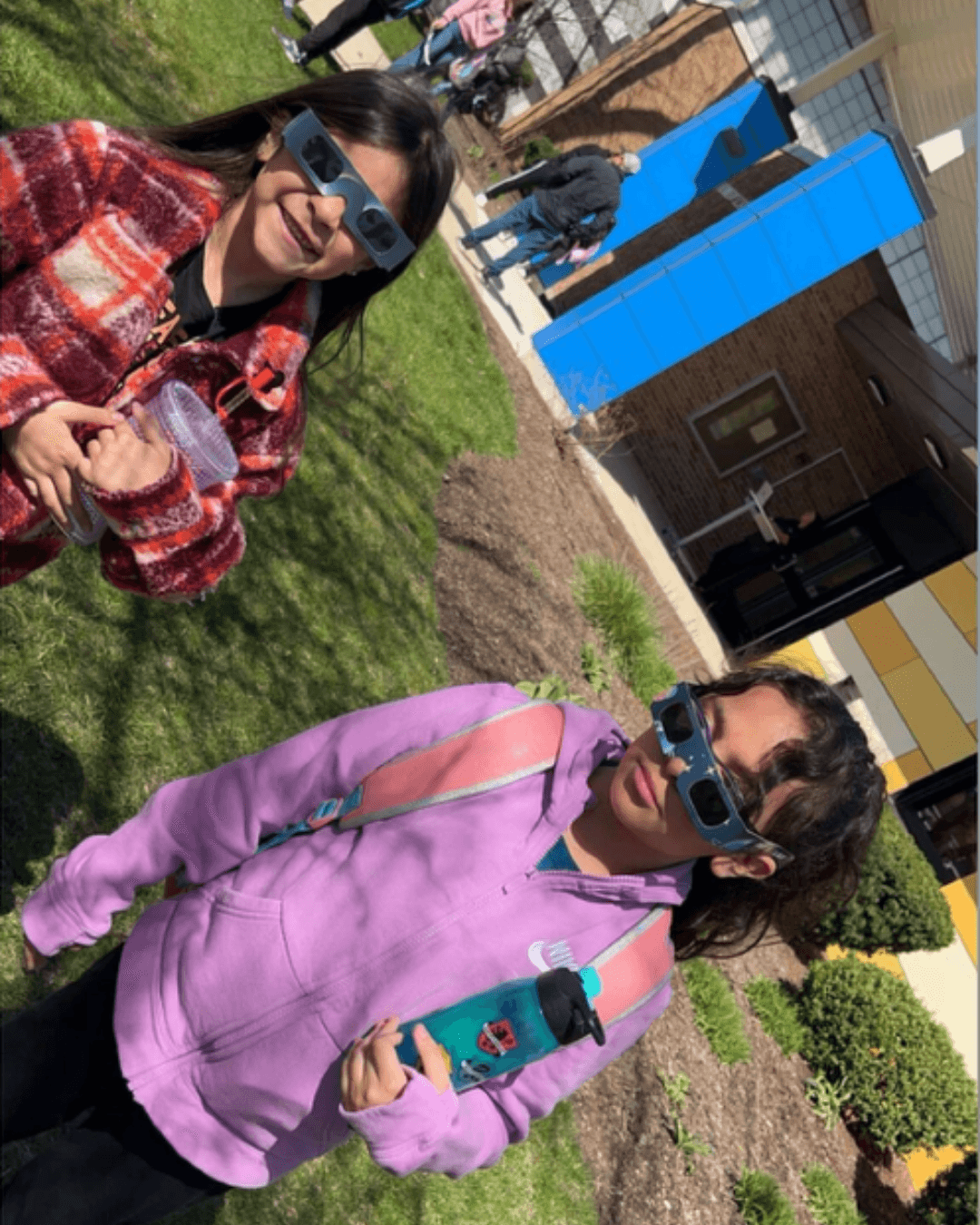 "Mis hijas emocionadas viendo por primera vez un eclipse solar".