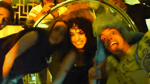 <b>Me río de ti </b>
<br>
<i>"Y yo la paso bailando,</i>
<br>
<i>Amando mi libertad ya sin ti.</i>
<br>
<i>Y cuando recuerdo tu nombre y tus besos</i>
<br>
<i>Me río de ti".</i>