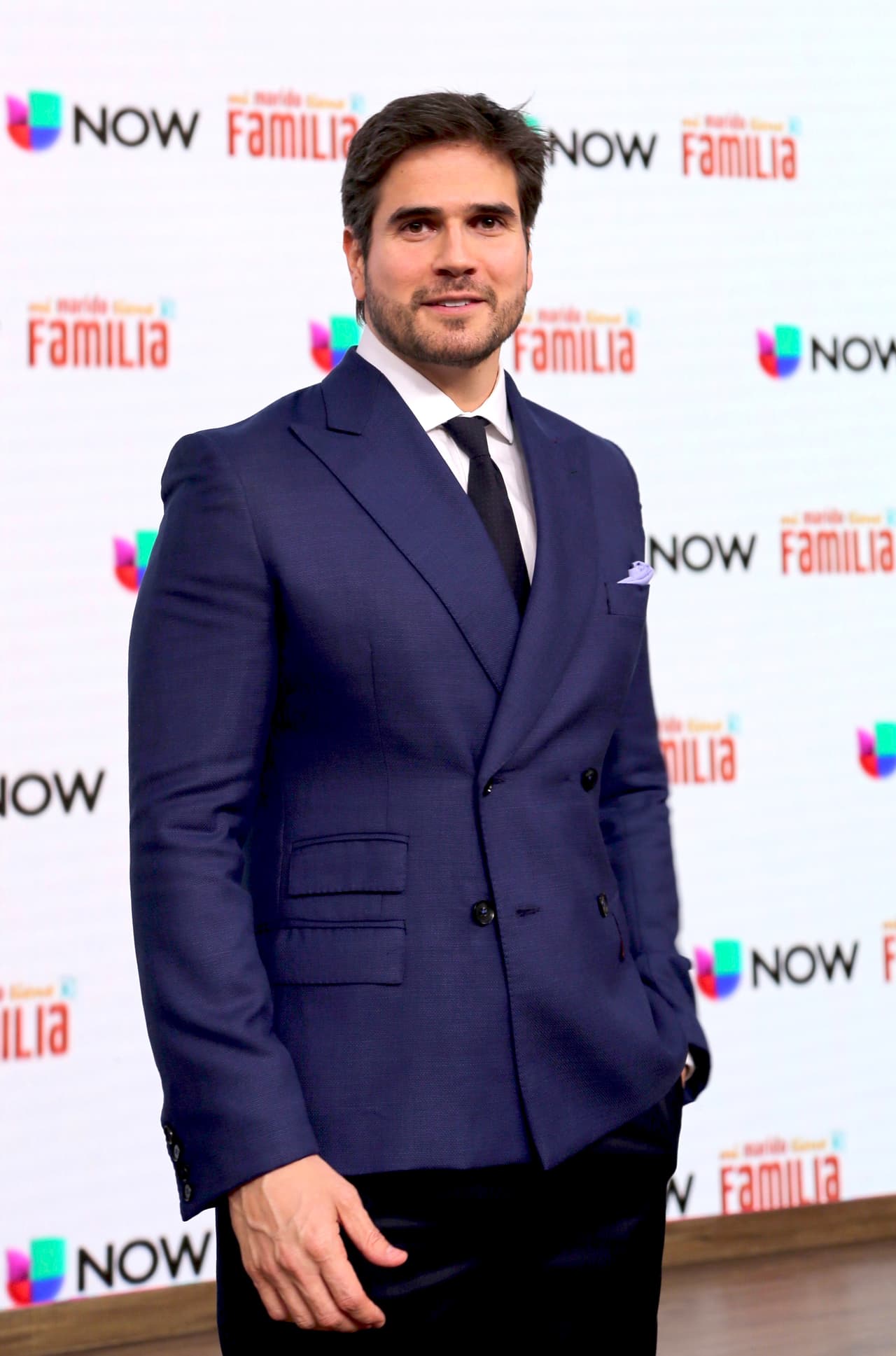 En su mensaje, prometió respetar por siempre a las mujeres: "Me comprometo más que nunca
<b> <a href="https://www.univision.com/noticias/edicion-digital/siento-que-todos-podemos-aportar-de-nuestra-trinchera-y-la-mia-es-el-arte-ilustradora-que-denuncia-el-aumento-de-feminicidios-en-mexico-video" target="_blank">a luchar por ellas</a></b>, valorarlas, respetarlas, protegerlas, amarlas y hacer todo lo que esté a mi alcance para que no se sientan en peligro", dijo en medio de la coyuntura que existe en México en contra de la 
<b><a href="https://www.univision.com/famosos/no-todas-las-famosas-mexicanas-desapareceran-el-proximo-9-de-marzo-fotos" target="_blank">violencia de género</a></b>. 
<br>