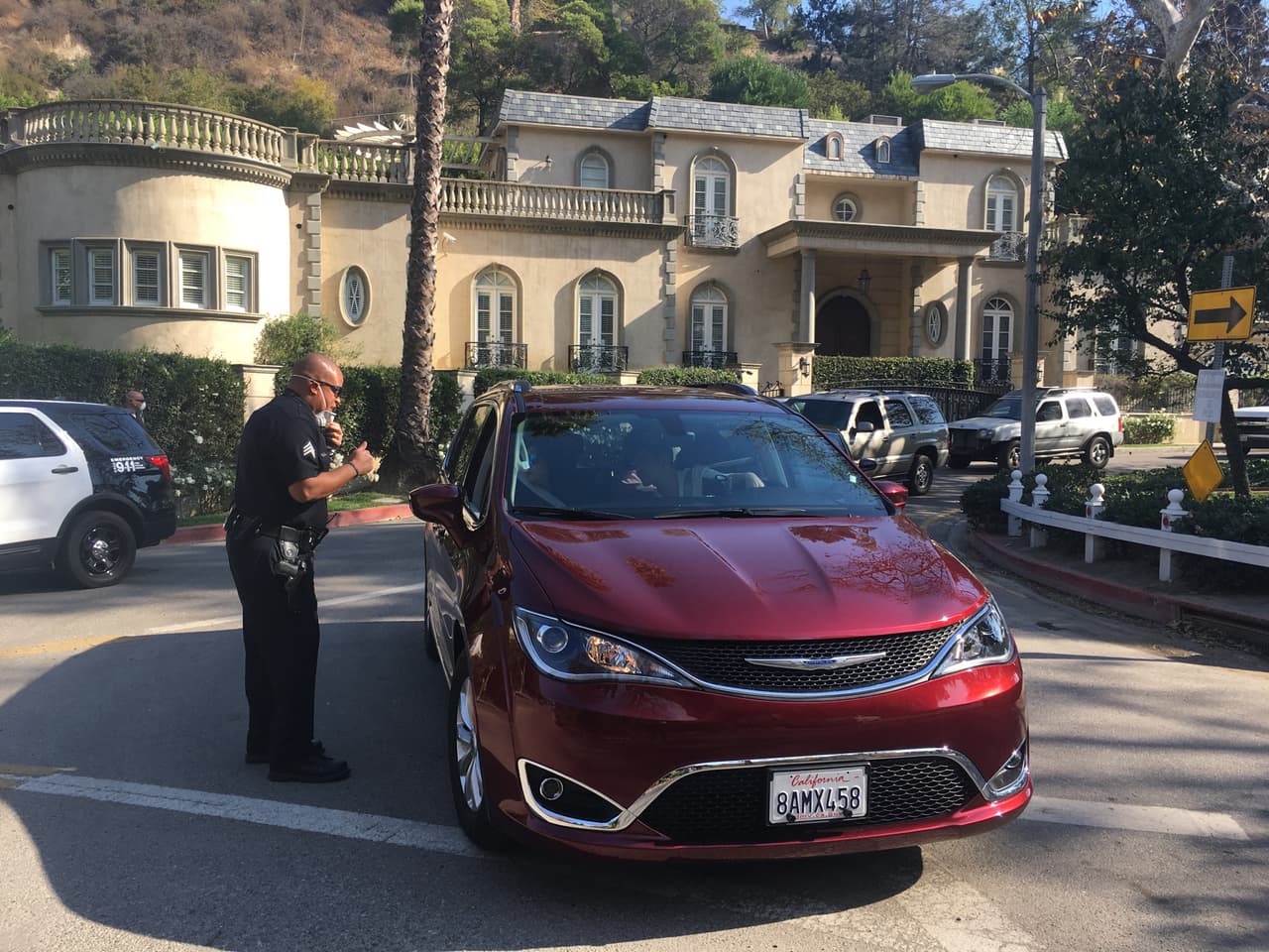 Residentes de Bel-Air salen ordenadamente de sus casas, luego de la orden de evacuación. El fuego Skirball se propaga ayudado de ráfagas de hasta 25 millas por hora.
