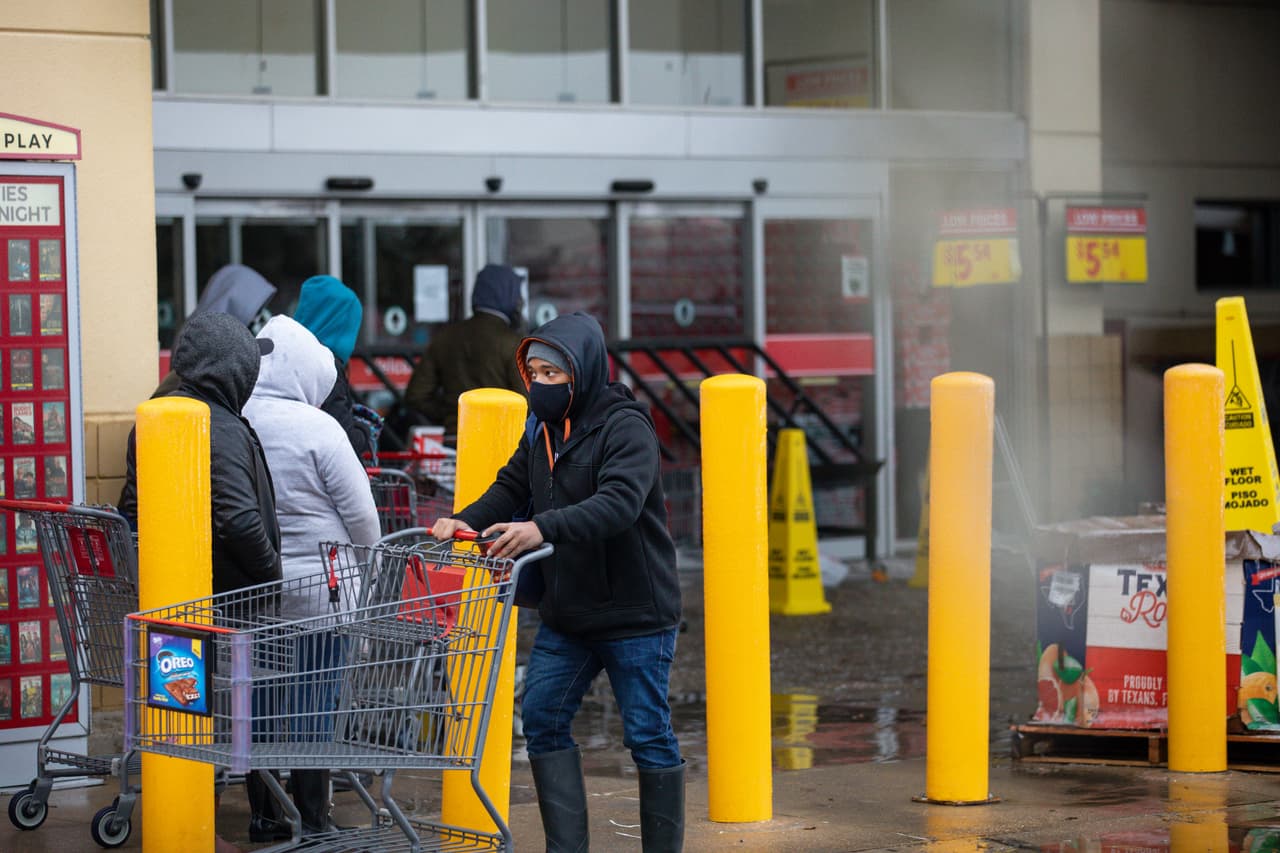 <b>H-E-B y Central Market</b>
<br>La cadena de supermercados indicó que requerirá que los empleados y proveedores usen mascarillas, y alentará a los clientes a que también lo hagan.