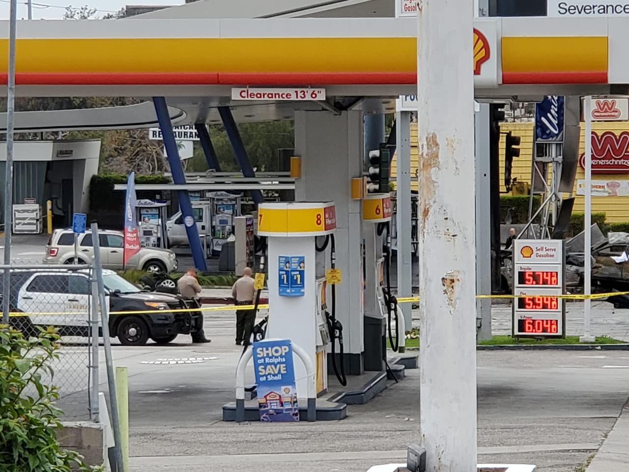 <b>"Todos los días a todas horas pasan los carros rápido.</b> Aquí ya nos han chocado varios carros. Ya le hemos dicho a las autoridades que hagan algo al respecto. Esto es muy triste", dijo Denise Navarro, quien habita cerca del lugar del choque. "Ahora que hubo pérdidas, siempre actúan cuando hay pérdidas y no es justo", agregó.