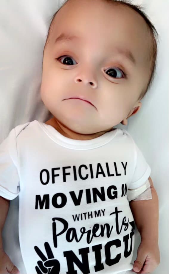 Hoy, el pequeño hispano Santiago está en casa, en Berwyn, con mamá, papá y sus dos hermanos mayores.