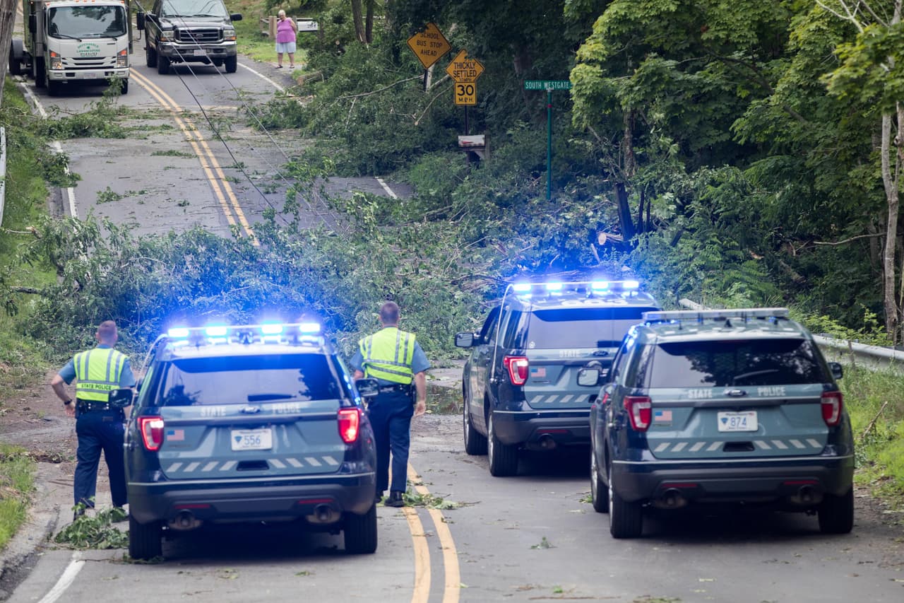 Coopere plenamente con las autoridades de salud pública y responda si la policía, los bomberos, los servicios de emergencia o las organizaciones de asistencia están solicitando ayuda voluntaria, pero no entre a las zonas dañadas a menos que le hayan solicitado ayuda. Su presencia podría dificultar la labor de rescate y usted mismo podría ponerse en peligro.