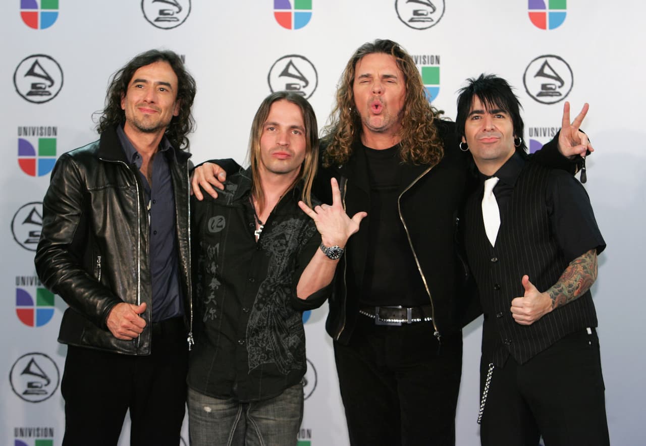 En 1995, se forma 
<b>Maná</b> con los integrantes que hoy día conocemos; Sergio Vallín en la guitarra, Fher como vocalista, Alex González en la batería y Juan Diego Calleros en el bajo. 
<br>