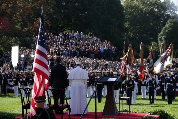 El presidente de EEUU y el obispo de Roma se encuentran de pie para escuchar el himno de la Santa Sede.