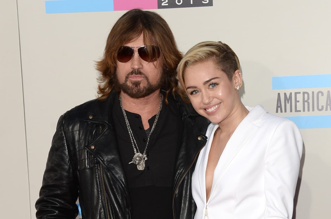 Después, el padre de Miley comenzó a hacer algunas declaraciones en diversos medios donde dejaba ver lo enfadado que estaba por la vida de excesos que tenía la cantante.