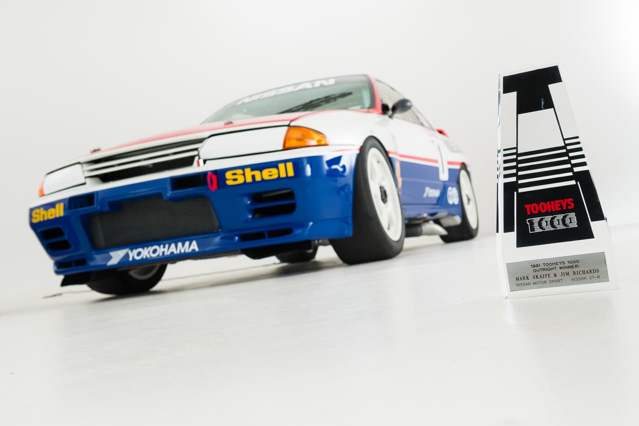 En 1990, Nissan introdujo la primera versión NISMO del GT-R. Construyeron solo 560 unidades homologadas para calificar y poder competir en el Grupo A. El GT-R dominó el Campeonato de Turismo Australiano en 1990, 1991 y 1992.