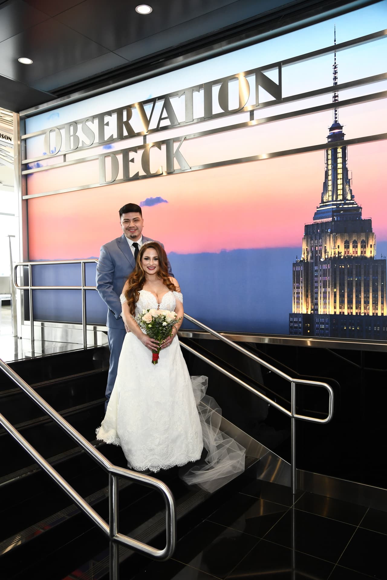 Jorge Martínez y Kristine Mariana son trabajadores esenciales que estuvieron en la primera línea durante el peor momento de la pandemia.