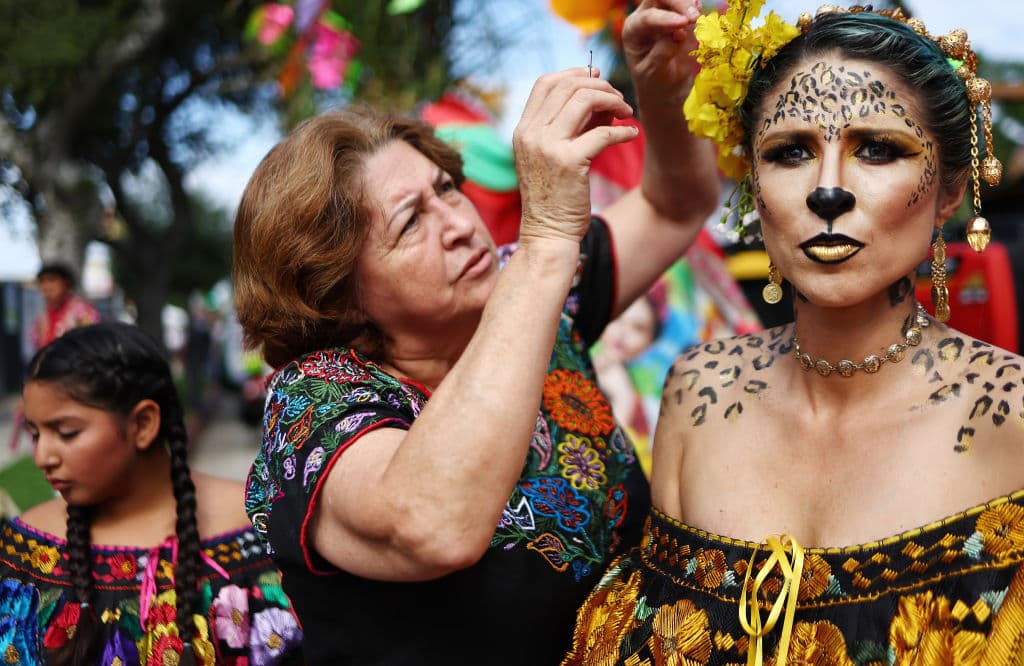 Alejandra Balboa ayudó a su hija Brenda con su peinado. Ambas representaron a Chiapas, en el desfile mexicano de mayor antigüedad en los Estados Unidos.