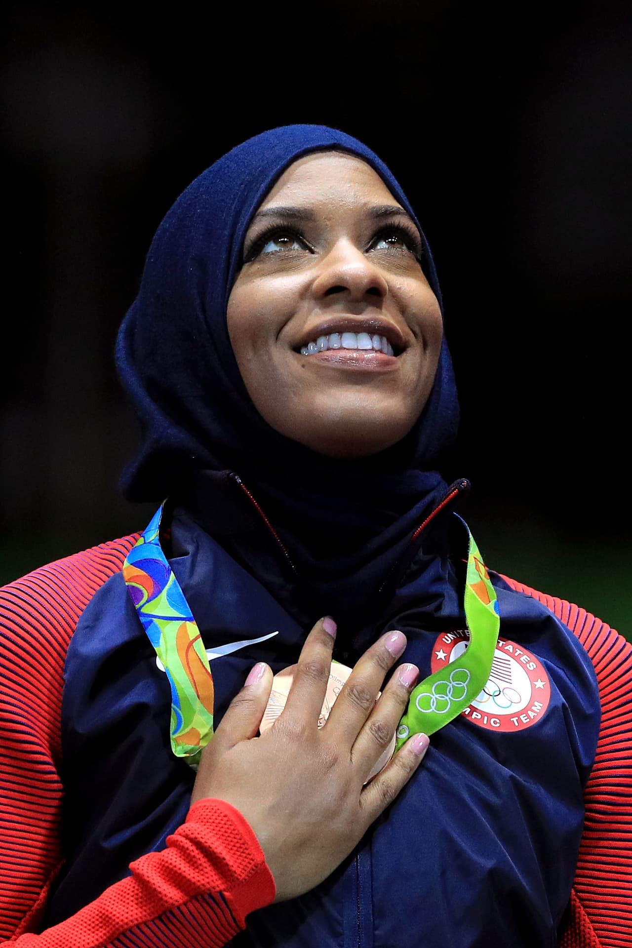La esgrimista norteamericana Ibtihaj Muhammad, ganadora de una medalla de bronce en Río, se convirtió en la primera mujer de origen musulmán en ganar una presea olímpica para Estados Unidos y la primera estadounidense en vestir un Hijab en unos juegos.