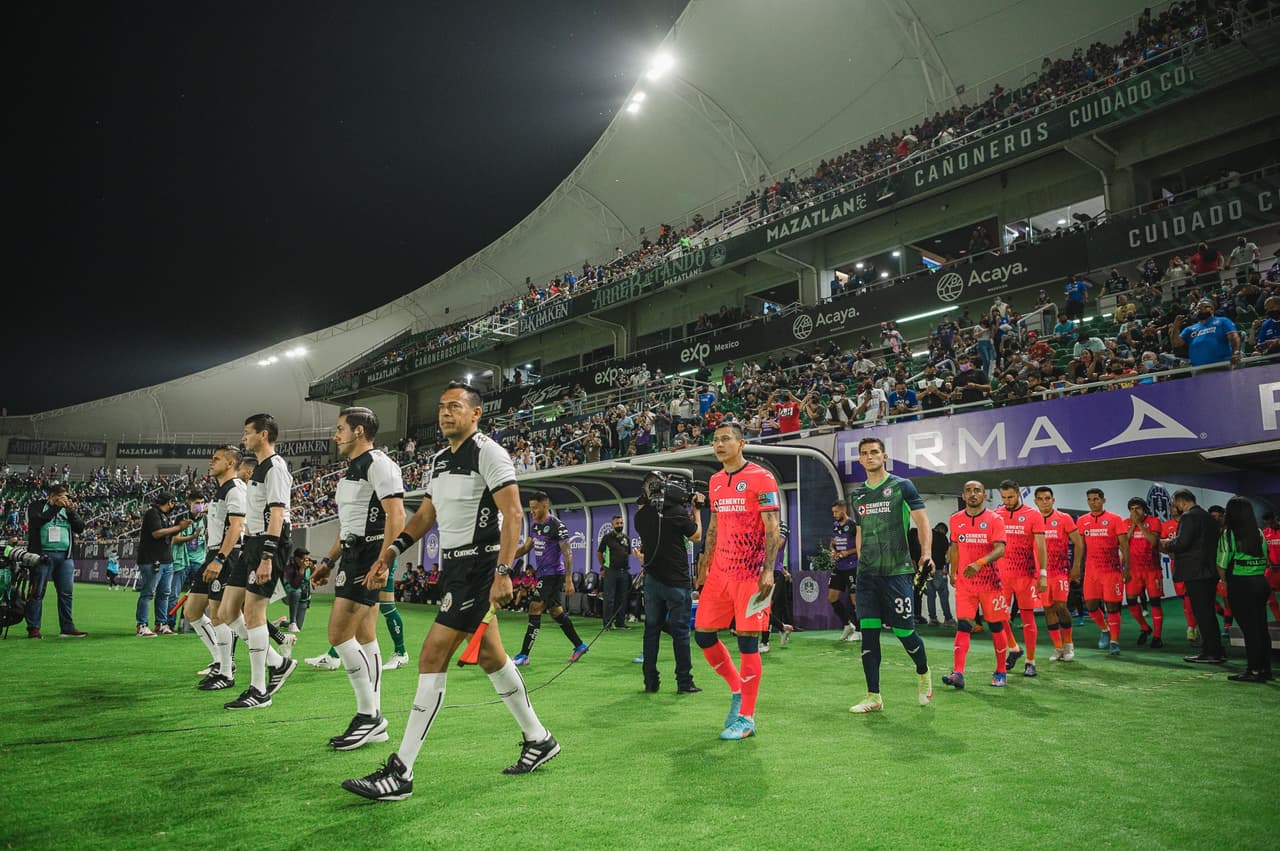 Mazatlán recibía a Cruz Azul en la Jornada 13 con la intención de alejarse del fondo de la tabla y para ello necesitaría todo el apoyo del Kraken.