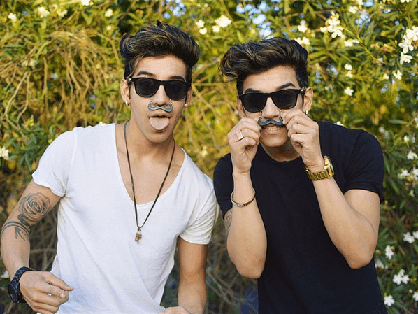 Unos de sus hobbies es hacer reír a la gente con sus ocurrencias y bromas.