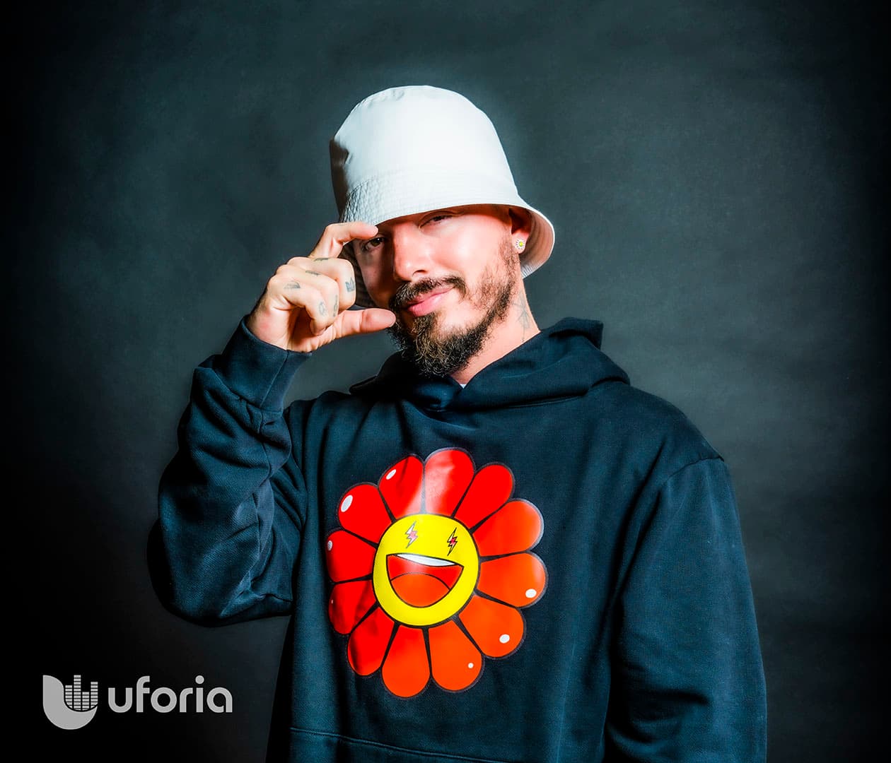 “Siempre he sido un hombre muy colorido. Llevo tiñéndome el pelo por tanto tiempo de diferentes colores. Pero si tengo que elegir, el negro es un gran color.”