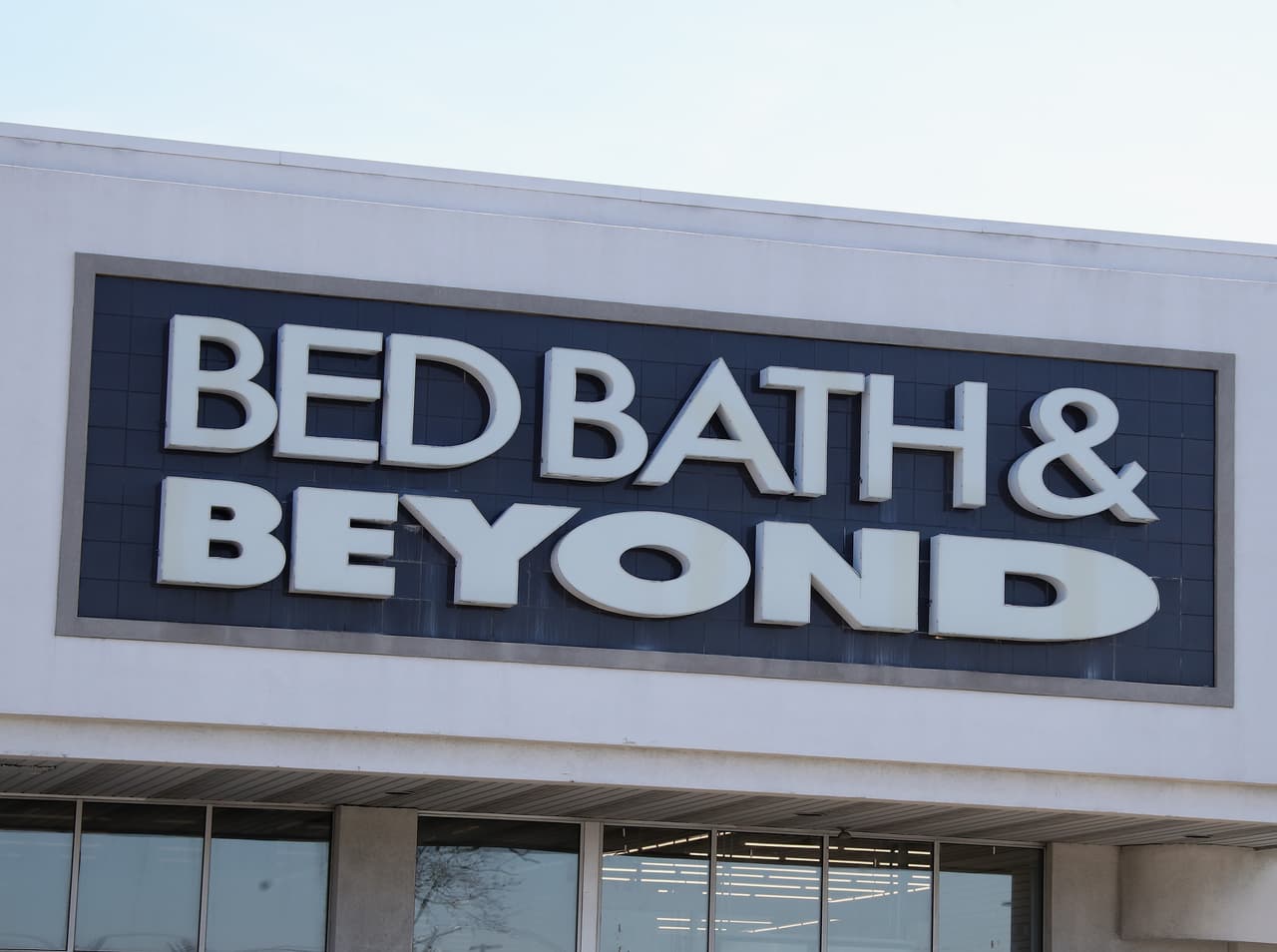 Algunos meses despues de que Bed Bath & Beyond 
<a href="http://bedbathandbeyond.gcs-web.com/news-releases/news-release-details/bed-bath-beyond-inc-reports-results-fiscal-2020-first-quarter" target="_blank">anunciara sus planes de cerrar unas 200 tiendas en todo el país</a>, la cadena de artículos para el hogar informó cuáles son los puntos de venta que se liquidarán antes de finalizar el año.