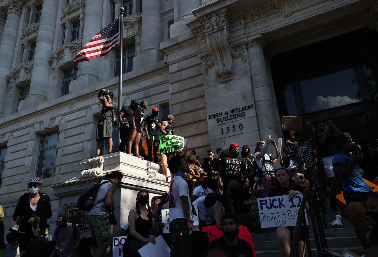 Washington DC es una de las ciudades que ha eliminado los toques de queda y desde las vallas cientos de manifestantes han expresado su descontento pacíficamente.
