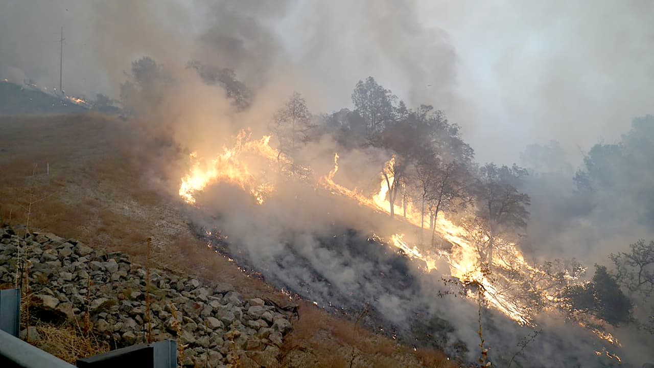 En la imagen las llamas del Camp Fire en Pulga Road, en el condado de Butte. Este incendio comenzó a las 6:30 am de este jueves cerca de Camp Creek Road, a unas 50 millas al norte de Sacramento, capital del estado.