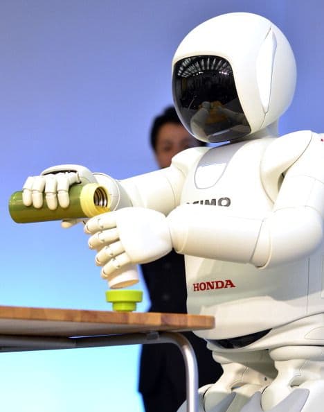 ¿Tienes sed? ASIMO también puede ofrecerte un poco de agua.